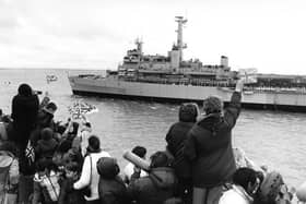 HMS Fearless leaves the Portsmouth Harbour for the Falkland Islands 1982. The News PP4725