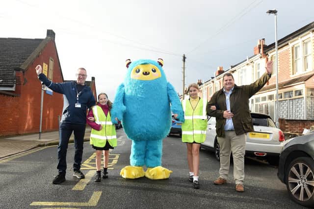 Pictured is: (l-r) Cllr. Lewis Gosling, Billie Harris (10), Stomper the school streets Portsmouth mascot, Jessica Bull (10) and Cllr. Benedict Swann.