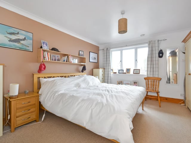 8 Carne Place, Port Solent, Portsmouth, Hampshire 
Guide Price ~ £500,000 ~ Freehold
