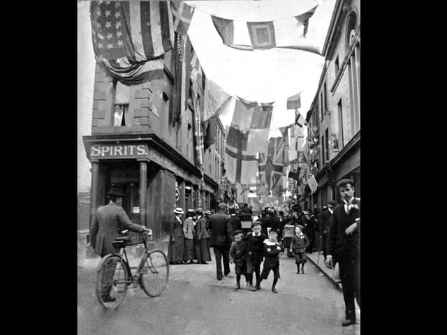 Half Moon Street in the past, The Navy Tavern to the left.