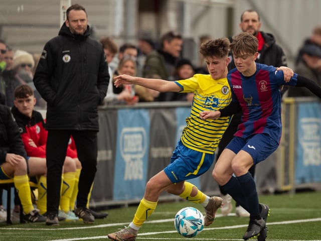 US Portsmouth (maroon/blue) v Locks Heath. Picture: Keith Woodland