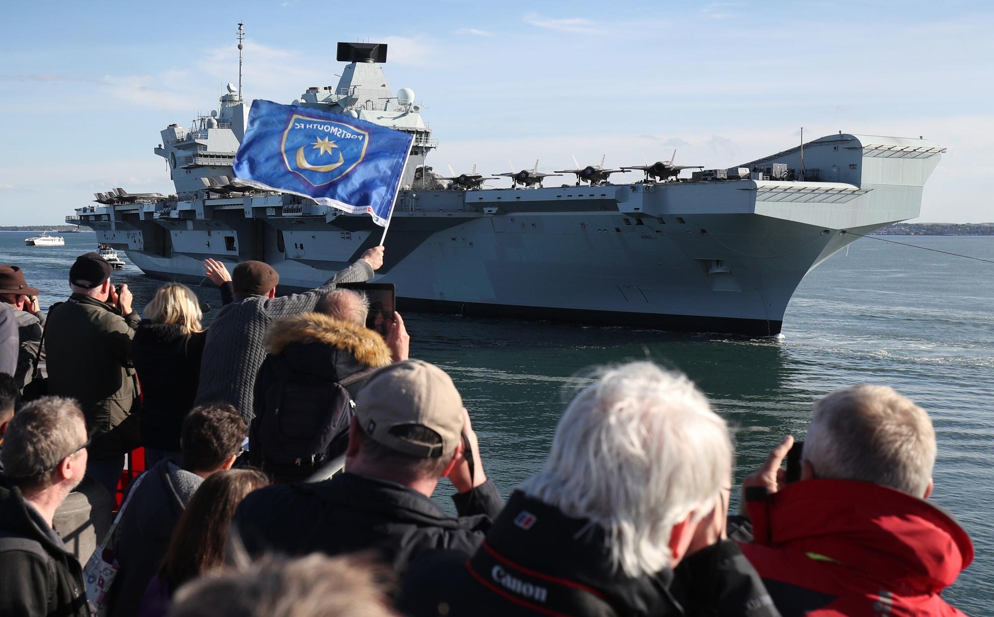 Royal Navy aircraft carrier HMS Queen Elizabeth returns to Portsmouth with proud relatives of crew among welcoming crowds - Vimarsana News