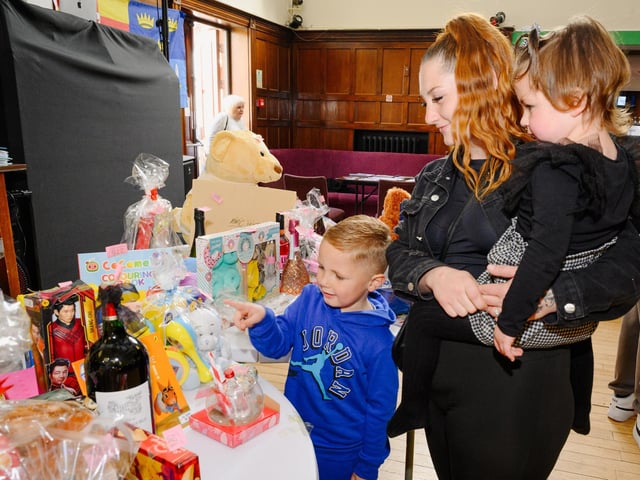 Pictured is: Marley, Cherish and Ruby Marsh look at the raffle prizes
Picture: Keith Woodland (290921-17)