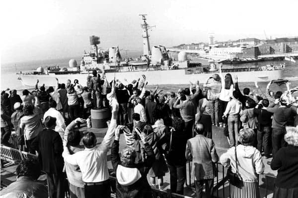 Family and friends wave as HMS Bristol leaves to join the task force in the Falklands, South Atlantic.
Picture ref: 821093-3