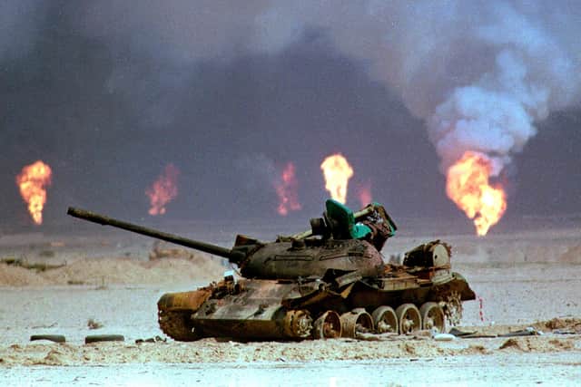 A destroyed Iraqi tank rests near a series of oil well fires during the Gulf War, March 9, 1991, in northern Kuwait. Photo: AP /David Longstreath
