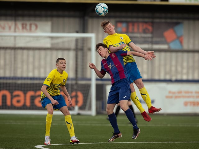 US Portsmouth (maroon/blue) v Locks Heath. Picture: Keith Woodland
