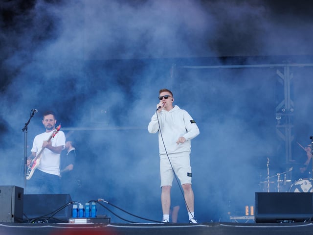 Reytons set the festival stage on fire with a spectacular show full of pyrotechnics and smoke flares
