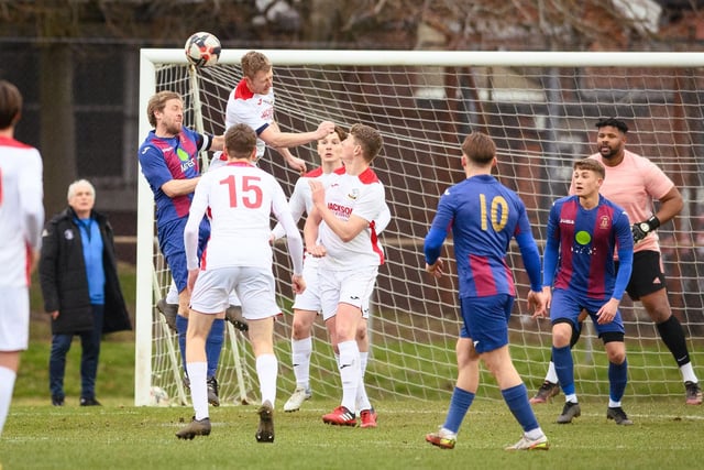 US Portsmouth (maroon/blue) v Horndean. Picture: Keith Woodland