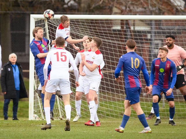 US Portsmouth (maroon/blue) v Horndean. Picture: Keith Woodland