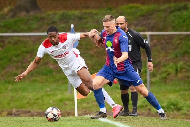 US Portsmouth (maroon/blue) v Horndean. Picture: Keith Woodland