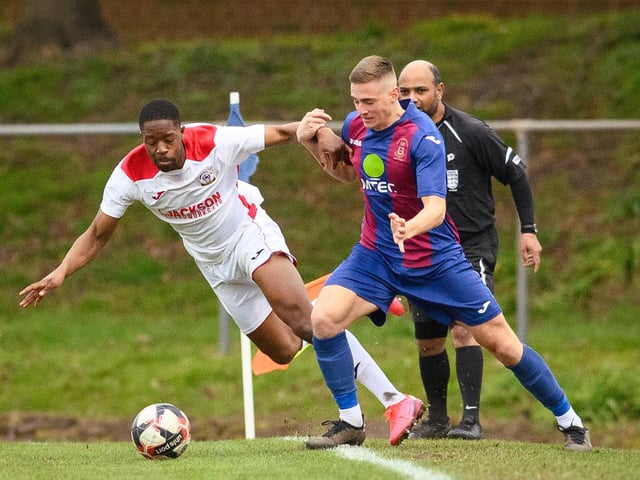 US Portsmouth (maroon/blue) v Horndean. Picture: Keith Woodland
