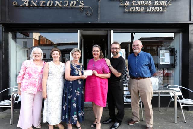 Cheque presentation by the Mayor of Fareham to Rowans. From left, Vice-chair of Rowans trustees Wendy Greenish, Mayoress of Fareham Cllr Louise Clubley, Mayor of Fareham Cllr Pamela Bryant, CEO of Rowans Ruth White, restaurateur Antonio Pego and Chair of Rowans trustees John Watkins. Picture: Chris Moorhouse (jpns 170721-21)