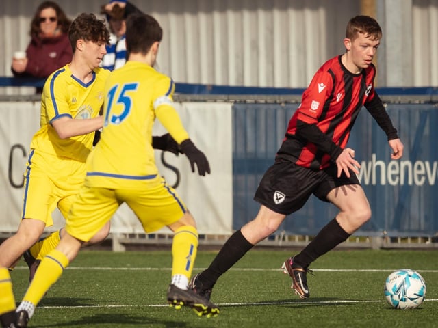 Action from the U16 GEC Marconi Invitation Cup final between Horndean Hawks Condors (red/black) and Pickwick Youth Panthers (yellow). Picture: Keith Woodland (260221-45)