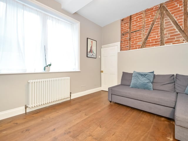 55 Broad Street, Old Portsmouth, Hampshire
Guide Price ~ £825,000 ~ Freehold