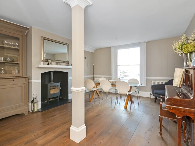 55 Broad Street, Old Portsmouth, Hampshire
Guide Price ~ £825,000 ~ Freehold
