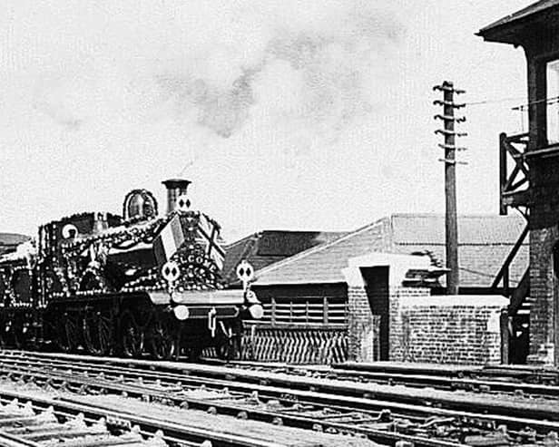 The French fleet visited Portsmouth from August 7 to 14, 1905. Supposedly here we see a train dressed overall for the occasion leaving Portsmouth Harbour station.
