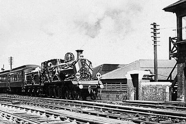The French fleet visited Portsmouth from August 7 to 14, 1905. Supposedly here we see a train dressed overall for the occasion leaving Portsmouth Harbour station.