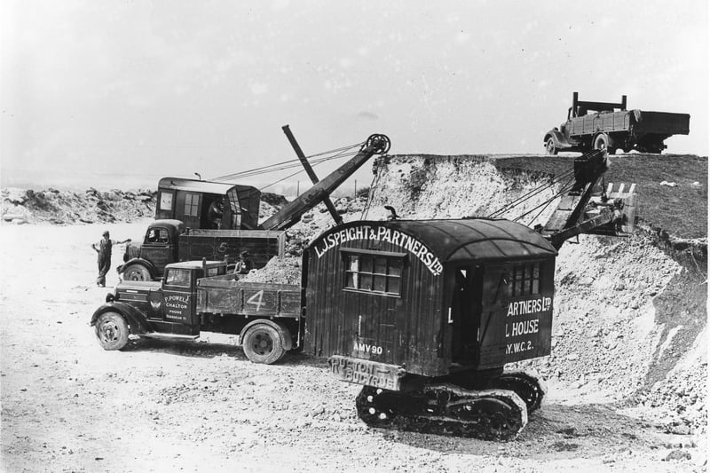 Construction works from local businesses on Eastern Road in 1938. The News PP4200