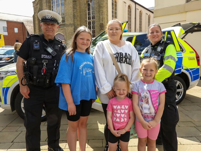 Amy Pool and her children (from left) Laila, 11, Mia, 3, and Thea, 6, with Special Inspector Jeff Day and Special Constable Julie Whiteside. The officers are from Roads Policing Unit.Picture: Chris  Moorhouse (220624-05)