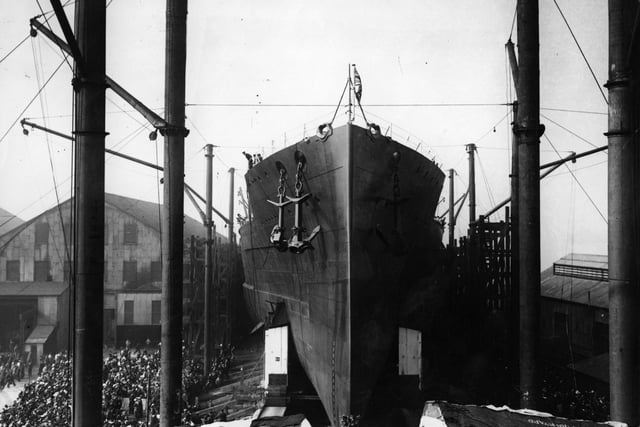 16th November 1913:  The HMS 'Queen Elizabeth' leaves the slips at Portsmouth docks on her launching.  (Photo by Topical Press Agency/Getty Images)