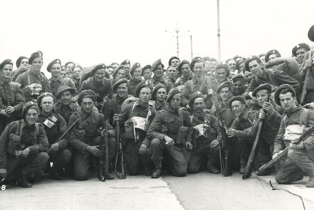 In preparation for DDay, troops gather on Southsea Seafront(c) The News, War Series 2908