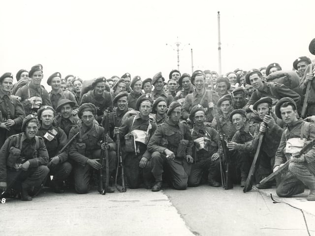 In preparation for DDay, troops gather on Southsea Seafront(c) The News, War Series 2908