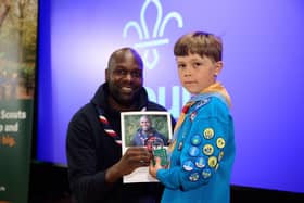 Yehor receives his Unsung Hero award from Chief Scout