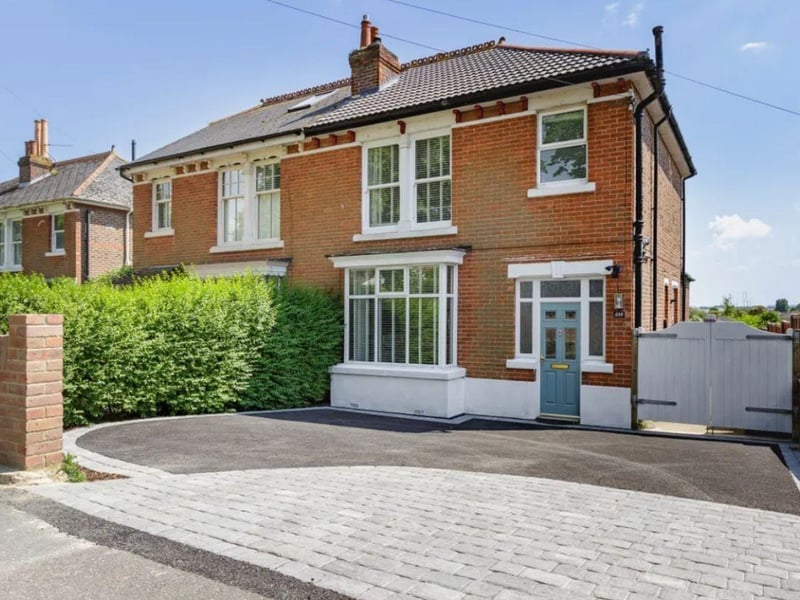This property is located in Havant Road, Drayton, and it comes with three bedrooms, one bathroom and one reception room.