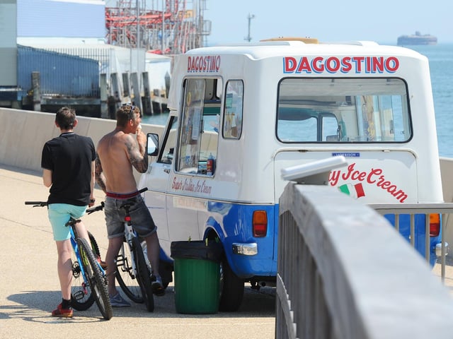 Temperatures soared to 27C in Portsmouth on Wednesday, June 26, 2024. People out and about in Old Portsmouth.
Picture: Sarah Standing (250624-1296)