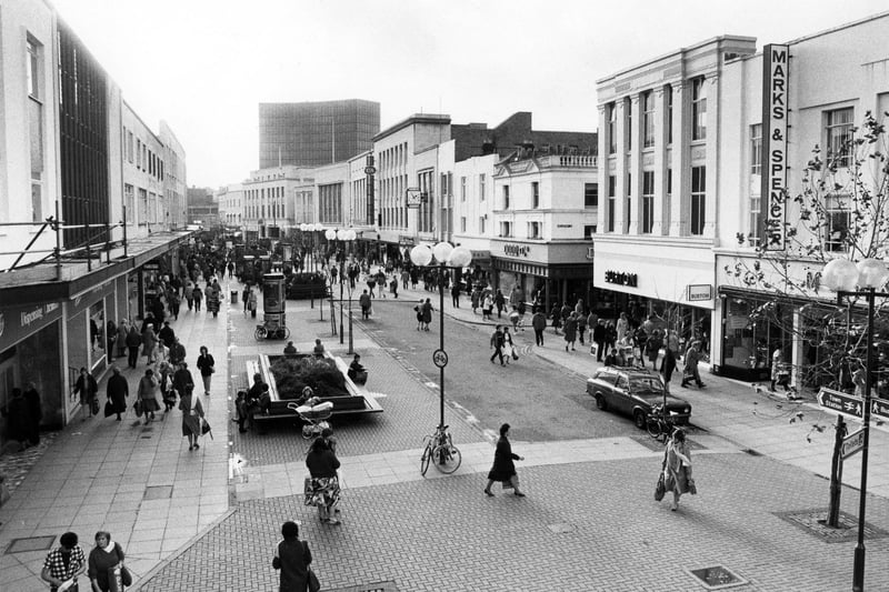 A normal busy day in Commercial Road, Portsmouth on November 29, 1984. The News PP3920