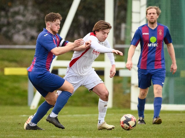 US Portsmouth (maroon/blue) v Horndean. Picture: Keith Woodland