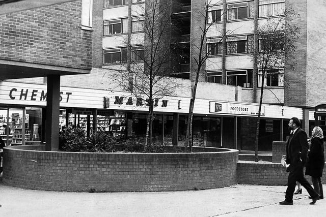 Broadlaw Shopping centre, Fareham, November 1971. The News PP44