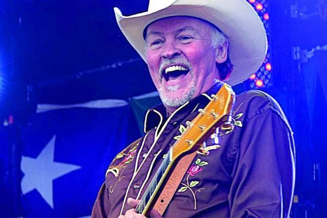 Paul Young playing live with Los Pacaminos