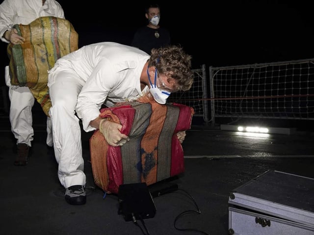Portsmouth-based warship HMS Trent has seized £160m of cocaine from a submarine in the Caribbean Sea.