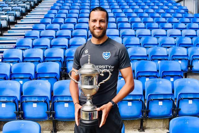 Christian Burgess a été couronné joueur de la saison par News/Sport Mail pour 2019-2020 et a immédiatement déménagé en Belgique pour poursuivre sa carrière.
