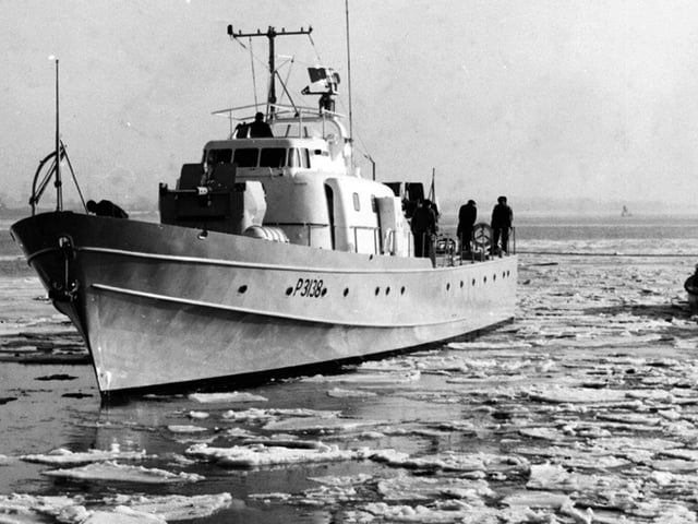 K.D. Sri Kedah returns to Portchester in 1963. 
Seen returning through the ice in the 1963 winter is the Malaysian patrol boat K.D. Sri Kedah. Picture: Alan Chapman