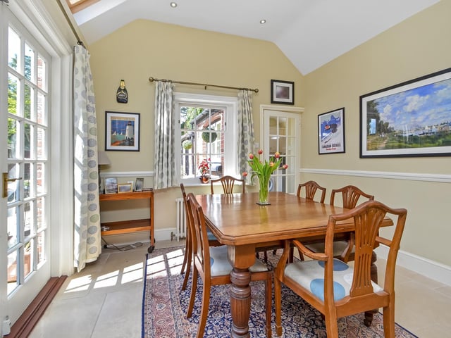 The breakfast room