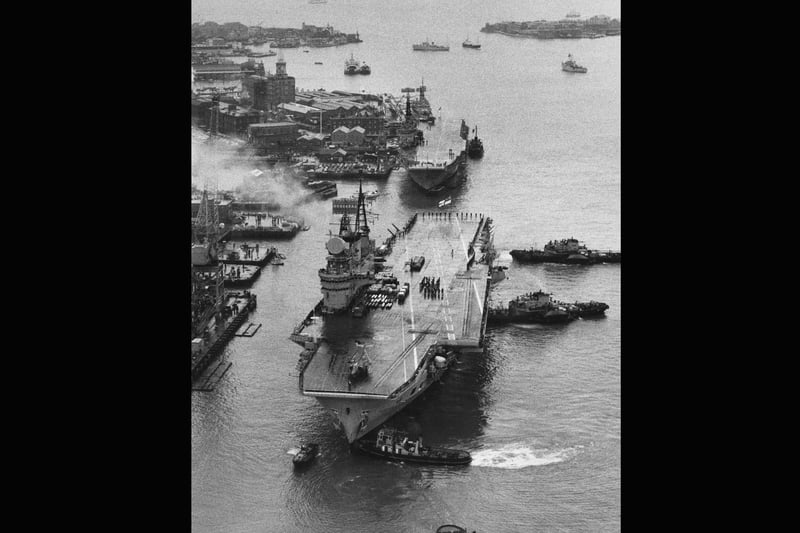 Tugboats maneuver the Royal Navy Audacious-class aircraft carrier HMS Eagle into her berth after returning to her home port of Portsmouth to be paid off and scrapped on 26 January 1972 at Portsmouth, United Kingdom. The Centaur-class light fleet carrier HMS Albion is berthed behind HMS Eagle. (Photo by Central Press/Hulton Archive/Getty Images).