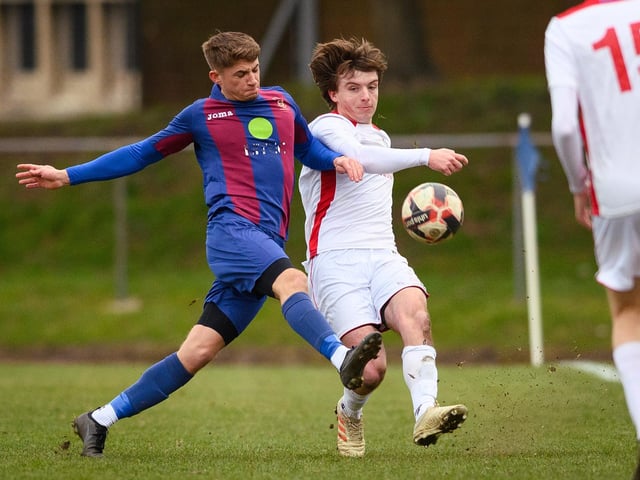 US Portsmouth (maroon/blue) v Horndean. Picture: Keith Woodland