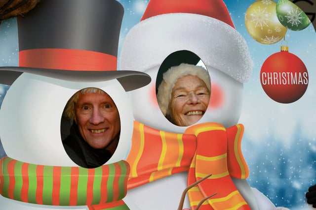 Mark Durkin and Leslie Mason get into the Christmas spirit in Hayling Island. 

Picture: Keith Woodland (031221-2)