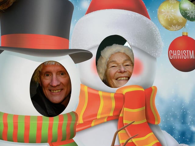 Mark Durkin and Leslie Mason get into the Christmas spirit in Hayling Island. 

Picture: Keith Woodland (031221-2)