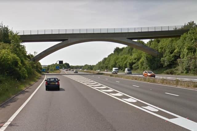 The A3(M) southbound approach to the junction 5 roundabout, near Bedhampton.