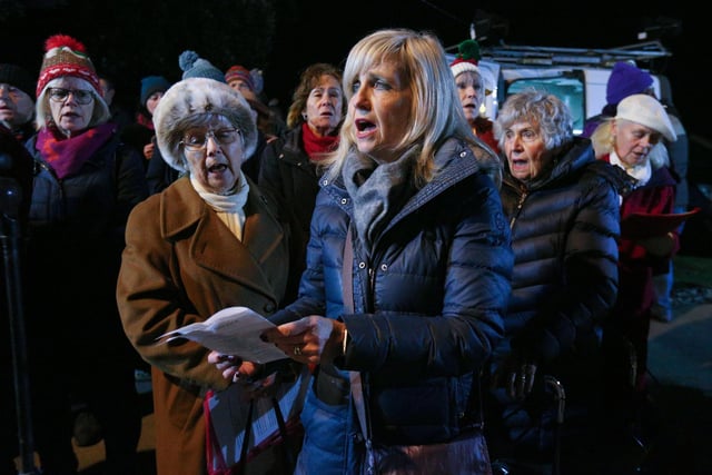 Purbrook Community Choir. Rowans Hospice Lake of Lights, Canoe Lake, Southsea
Picture: Chris Moorhouse (jpns 171223-45)