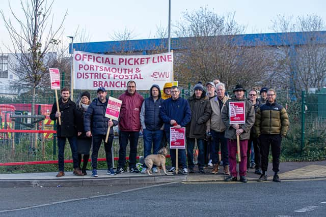 Royal Mail workers protesting outside Royal Mail Portsmouth Delivery Office for pay, jobs and conditions on Wednesday 30th November 2022

Pictured: Royal Mail staff outside Royal Mail Portsmouth Delivery Office, Hilsea.

Picture: Habibur Rahman