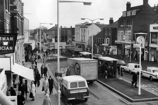 Photo captures the buzz of life on West Street in Fareham in November 1973.