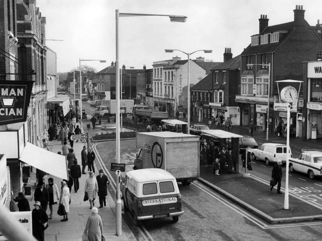 Photo captures the buzz of life on West Street in Fareham in November 1973.