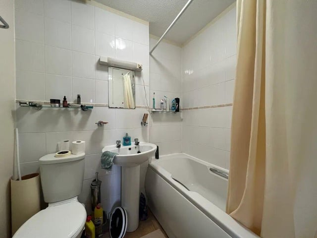 The bathroom comes with a bath and over head shower.
Picture credit: Zoopla