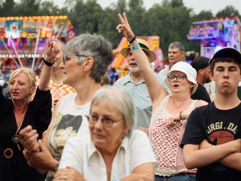 Festival goers watching Toyah at Swanfest (170621-979)