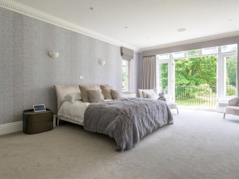 This house comes with an indoor Pool complex and a beautiful outside space.