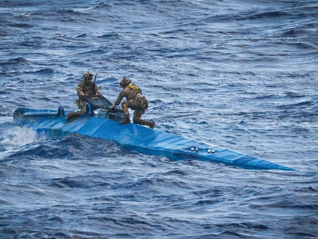 Portsmouth-based warship HMS Trent has seized £160m of cocaine from a submarine in the Caribbean Sea.
